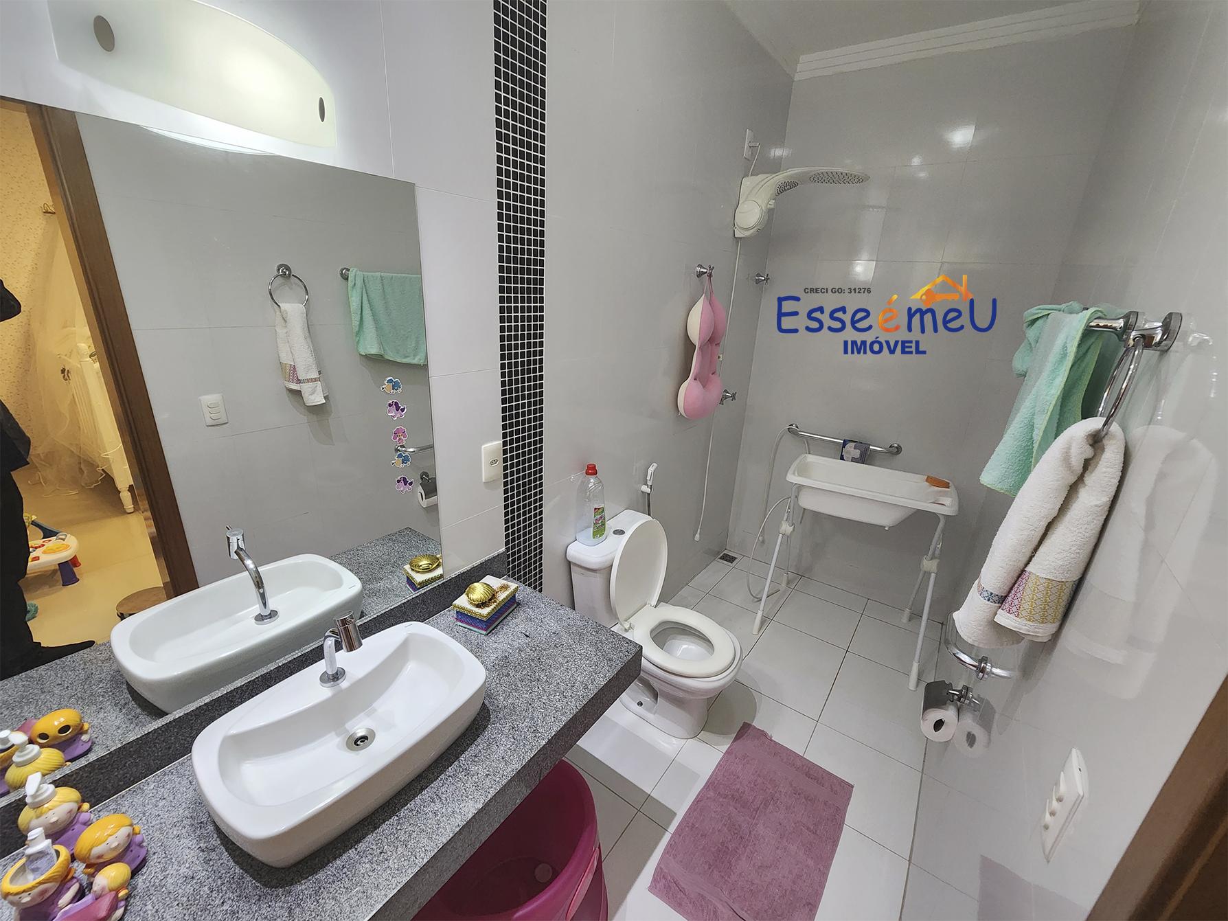 Casa de condomínio sobrado para venda possui 354 metros quadrados com 5 quartos