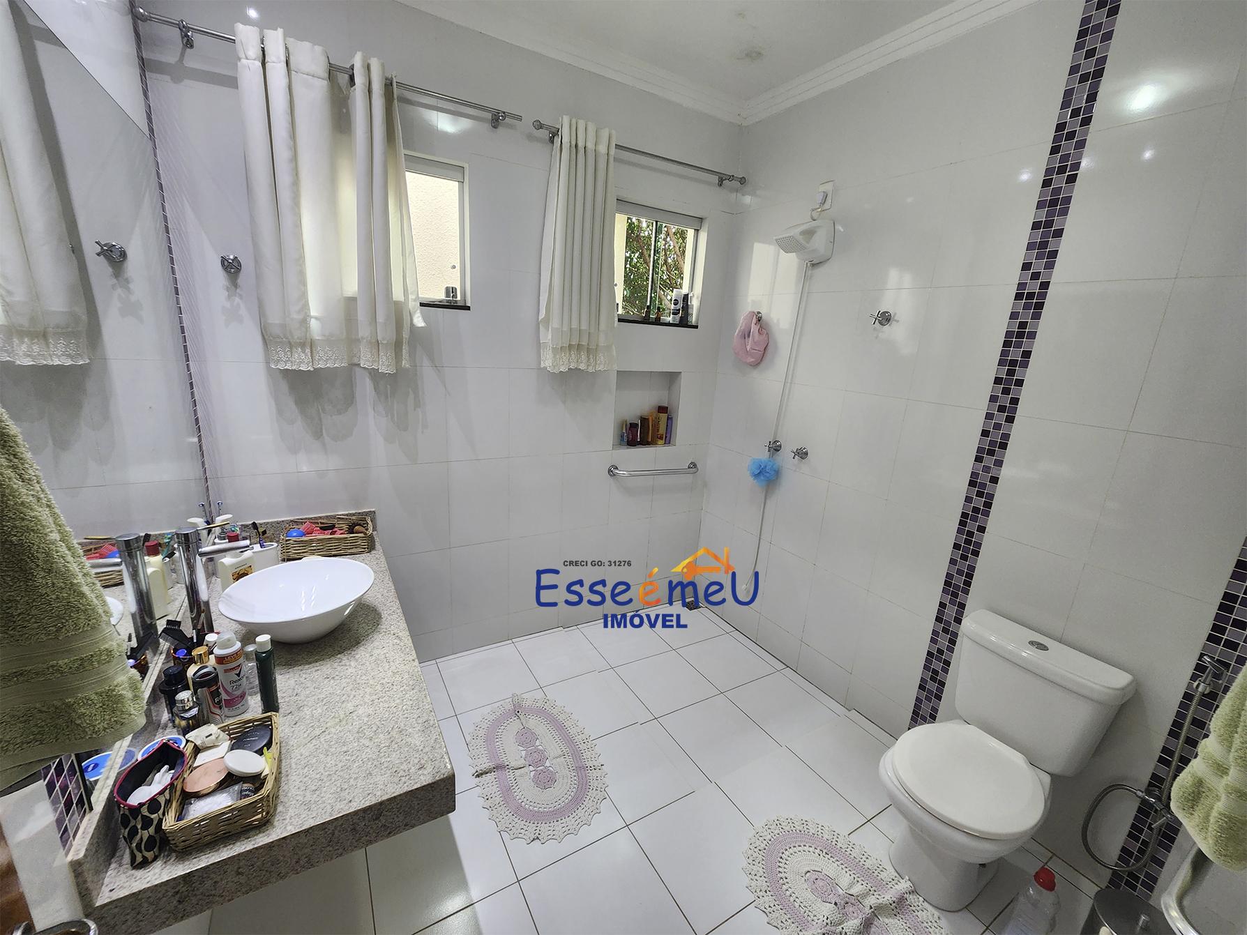 Casa de condomínio sobrado para venda possui 354 metros quadrados com 5 quartos