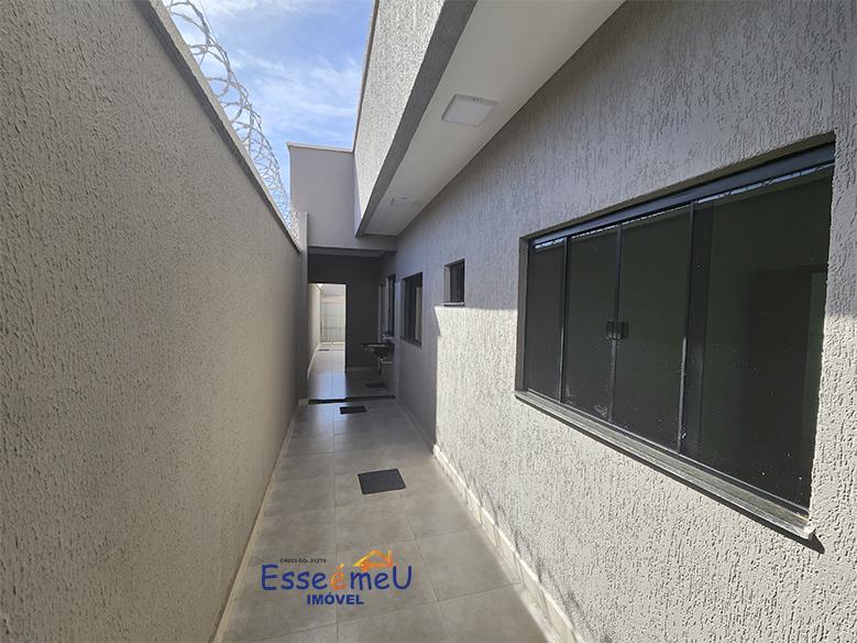 Linda casa pé direito duplo, 3 quartos com suíte em Residencial Petrópolis - Goiânia - GO