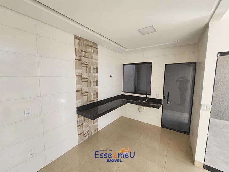 Linda casa pé direito duplo, 3 quartos com suíte em Residencial Petrópolis - Goiânia - GO