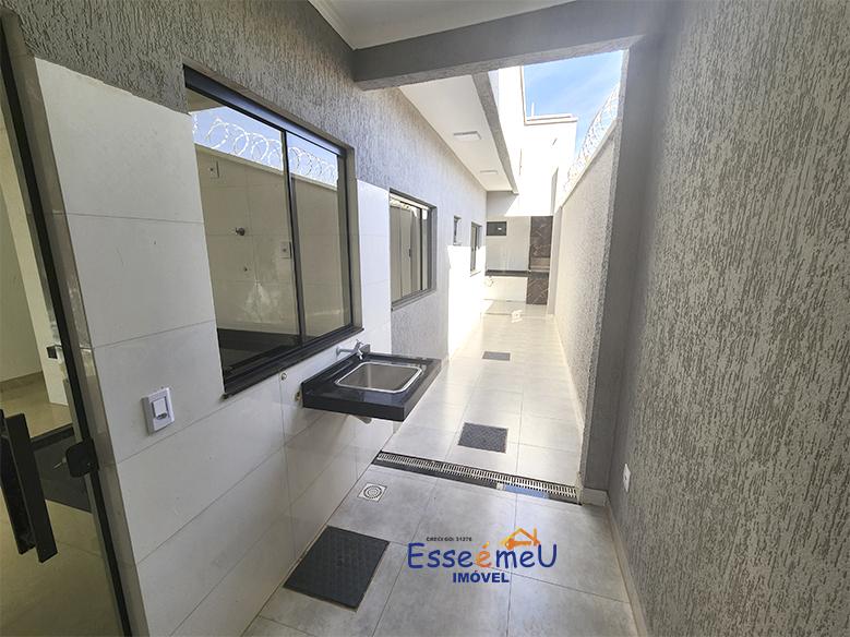Linda casa pé direito duplo, 3 quartos com suíte em Residencial Petrópolis - Goiânia - GO