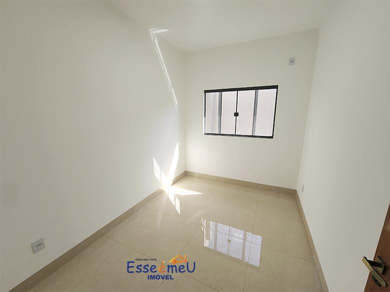 Linda casa pé direito duplo, 3 quartos com suíte em Residencial Petrópolis - Goiânia - GO