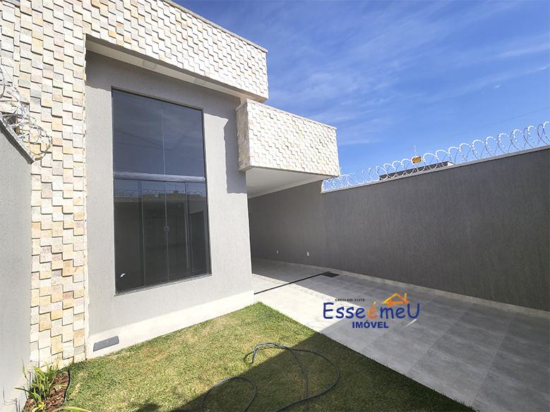 Linda casa pé direito duplo, 3 quartos com suíte em Residencial Petrópolis - Goiânia - GO