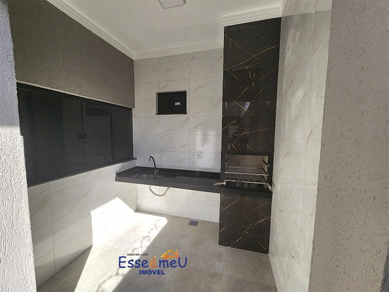 Linda casa pé direito duplo, 3 quartos com suíte em Residencial Petrópolis - Goiânia - GO