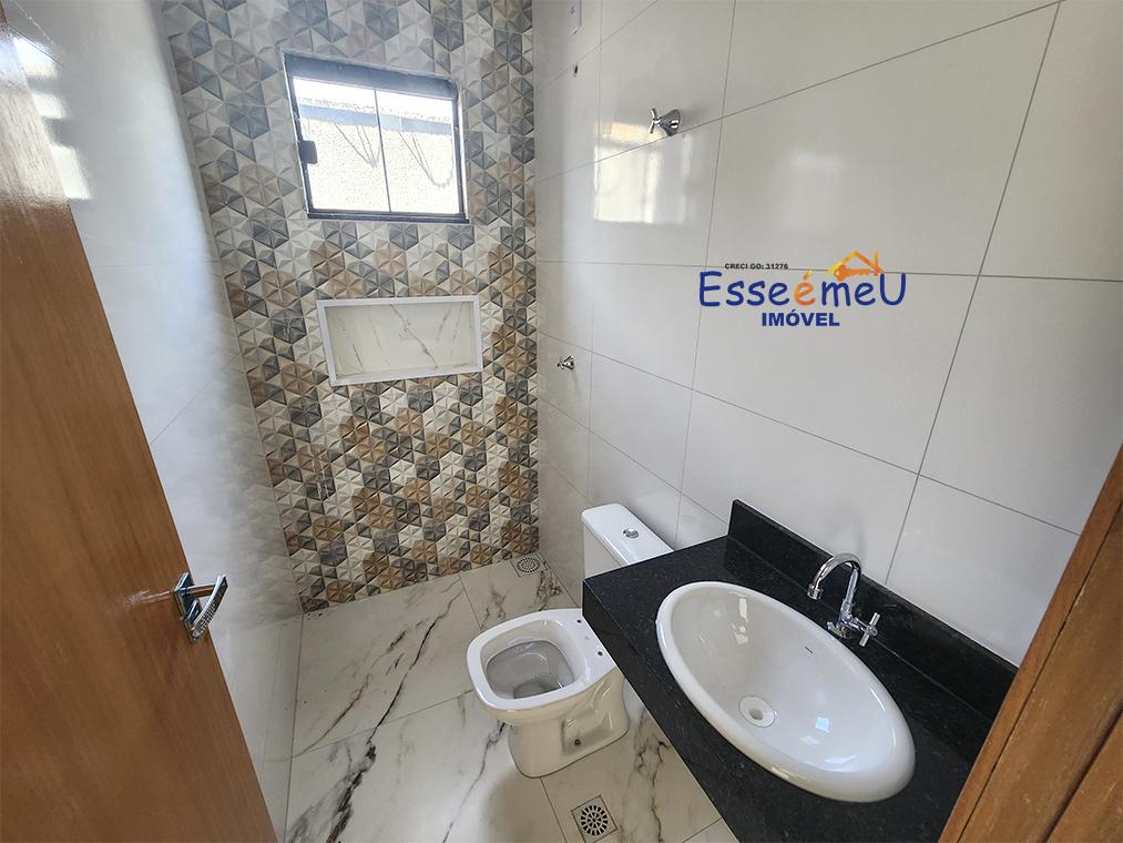 Linda casa Setor Jardim Clarissa pé direito duplo, 2 quartos, uma suíte e quintal grande