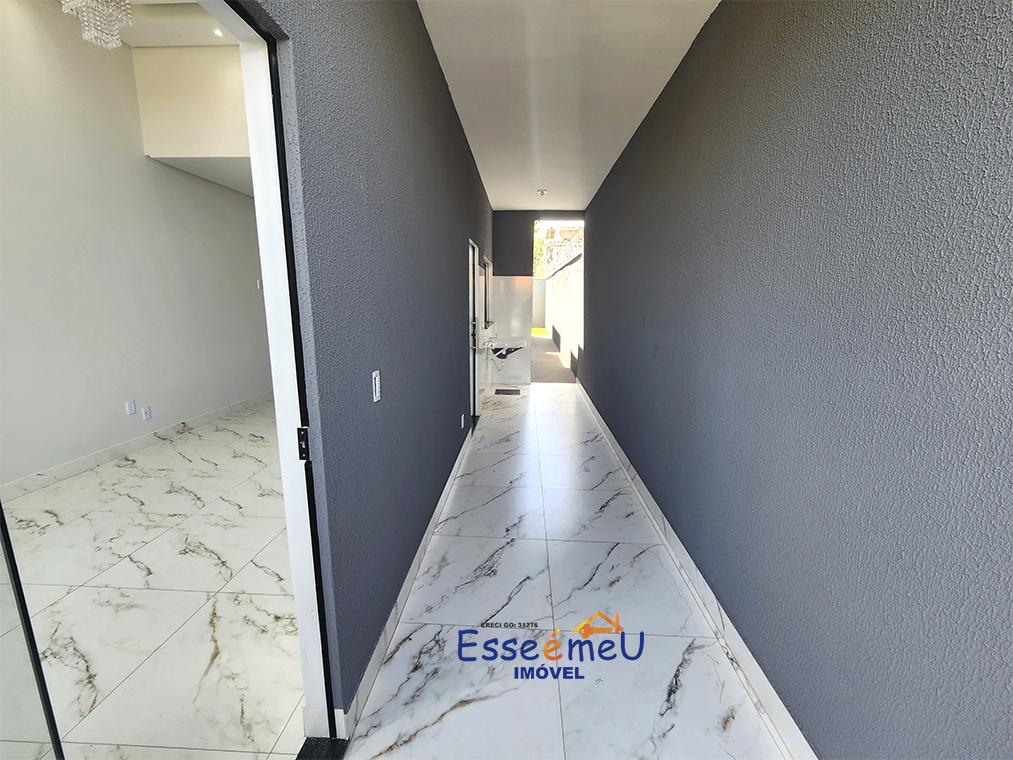 Linda casa Setor Jardim Clarissa pé direito duplo, 2 quartos, uma suíte e quintal grande