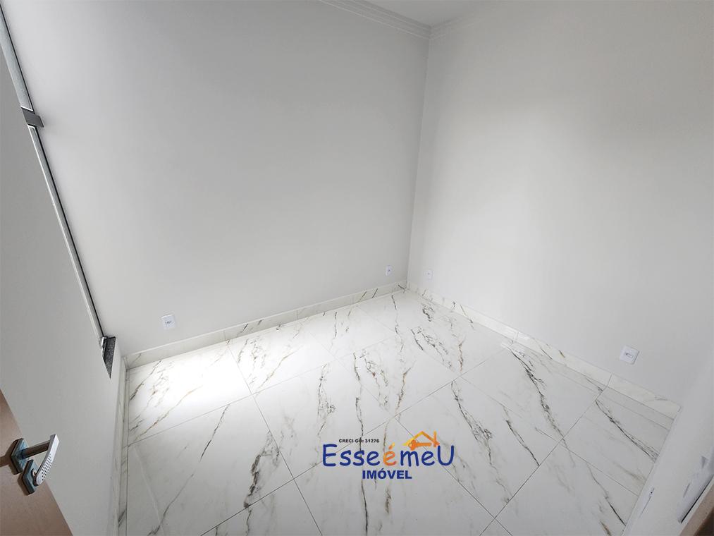 Linda casa Setor Jardim Clarissa pé direito duplo, 2 quartos, uma suíte e quintal grande