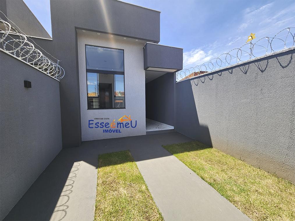 Linda casa Setor Jardim Clarissa pé direito duplo, 2 quartos, uma suíte e quintal grande