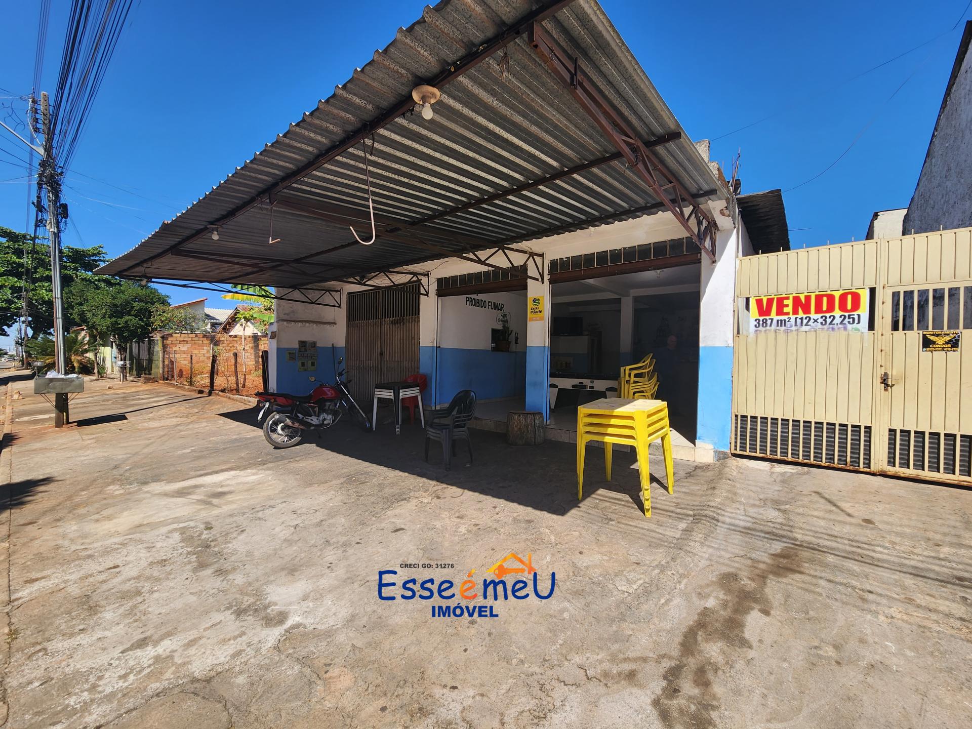 Lote com 3 imóveis, renda de 2 mil por mês