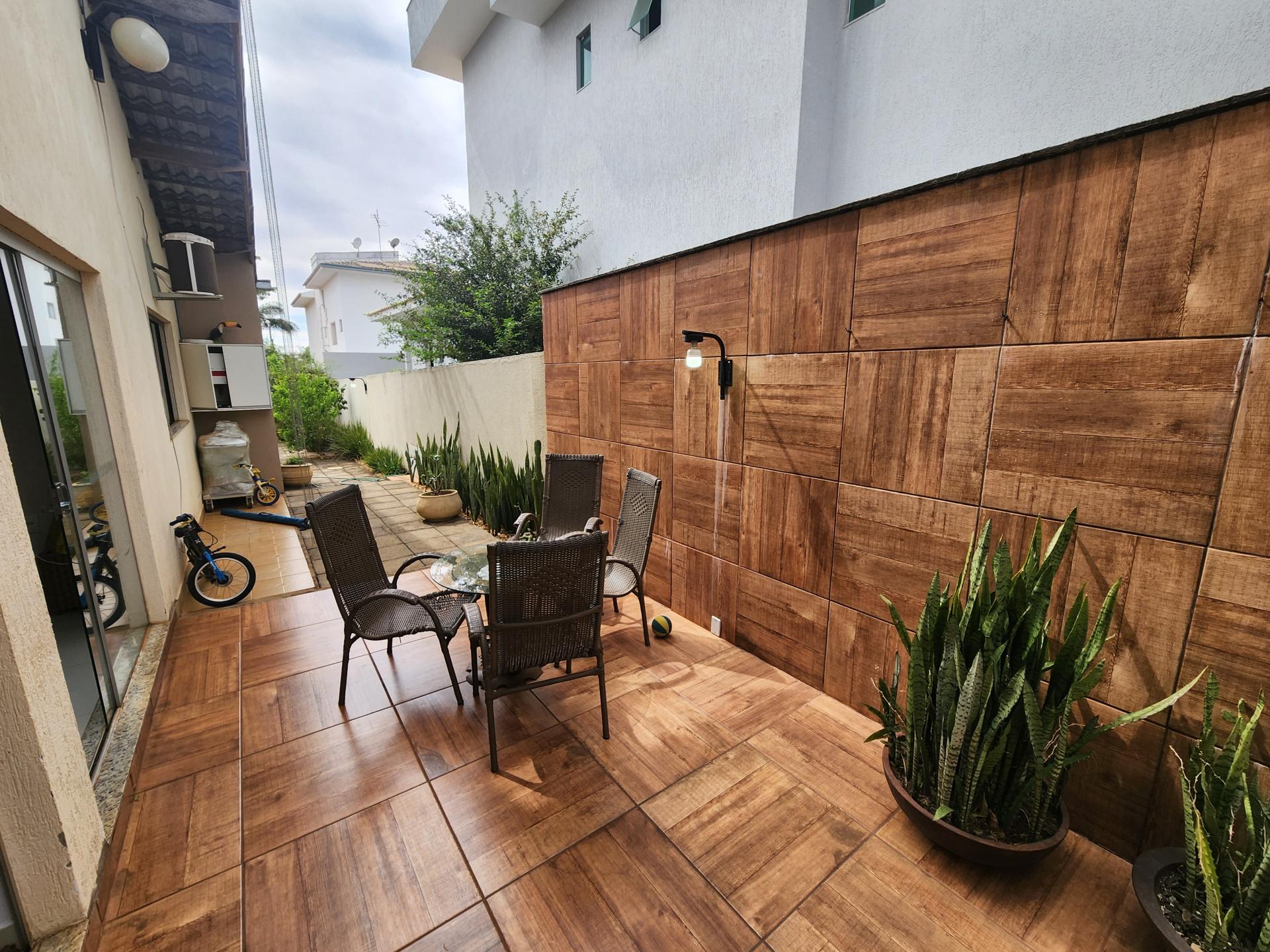 Sobrado Condomínio Jardins Madri 5 suítes